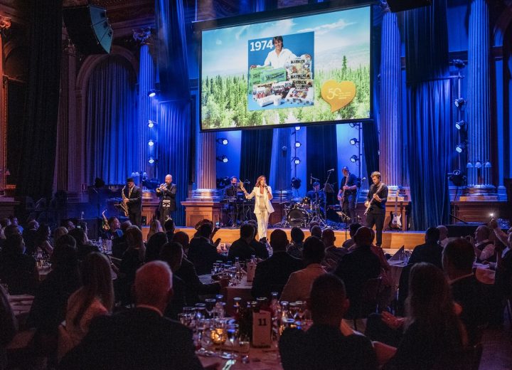 Konferensier pratar på scenen när Metsä Tissue firar att varumärket Katrin fyller 50 år. Platsen är Café Opera i Stockholm.