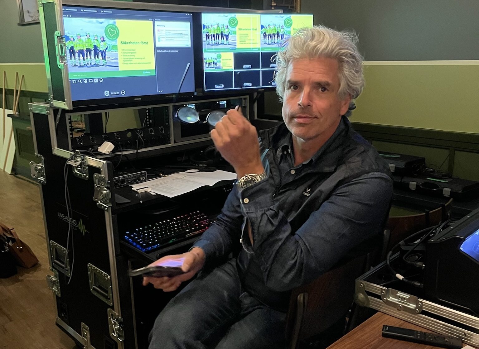 Ola Comstedt VD Contrast sitter framför monitorer