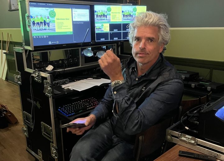 Ola Comstedt VD Contrast sitter framför monitorer